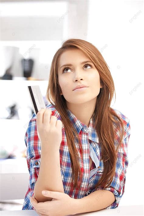 امرأة متأمل مع بطاقة ائتمان جميلة ائتمان العملاء صورة الخلفية والصورة للتنزيل المجاني pngtree