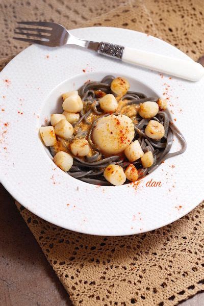 LINGUINES NOIRES AUX PÉTONCLES ET ST - JACQUES À LA CRÈME DE POIVRONS