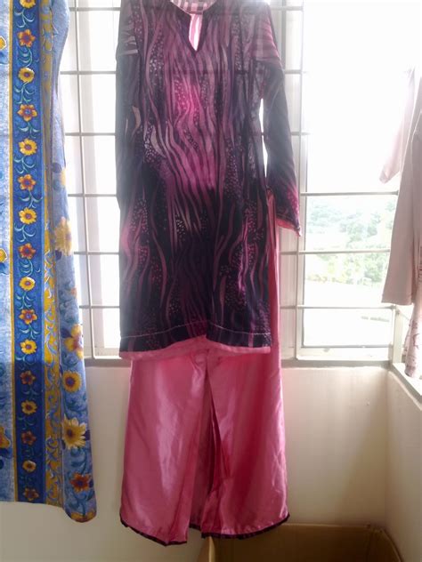 Tumpuk kain depan dan belakang dengan posisi terbalik, lalu jahit tepi kanan dan kirinya. Baju Kurung Pesak gantung + kain kipas susun belakang ...