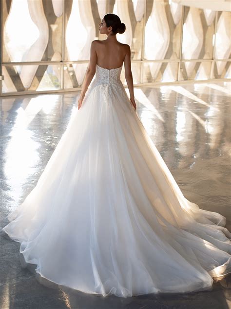 Buy Amazing Wedding Dresses 2021 In Stock