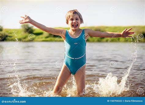 Niña Nadando En El Río Foto De Archivo Imagen De Ocio 150794322