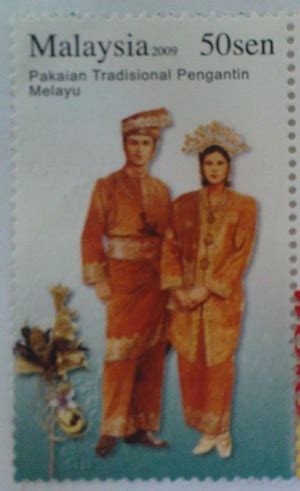 Baik itu pakaian melayu harian, pakaian melayu resmi, pakaian melayu pakaian adat dalam acara nikah dan perkawinan, pakaian upacara adat, pakaian melayu sebagai mempelai pengantin, pakaian ulama bentuk pakaian melayu pesisir, kepulauan, dan daratan riau tidaklah berbeda terlalu jauh. FILAMAN MALAYSIA: MALAYSIA: TRADITIONAL WEDDING COSTUME