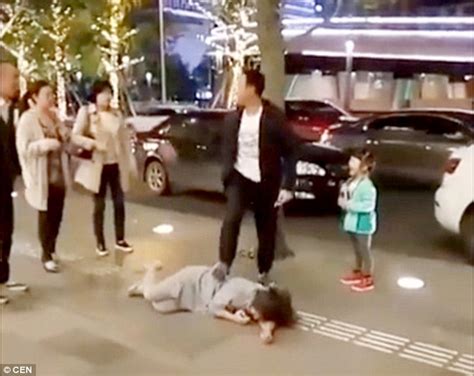 VIDEO Brutal Banget Pria Ini Siksa Istrinya Di Jalanan Disaksikan