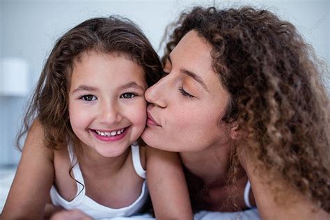 Fondo Madre Besando A Su Hija En La Mejilla Familia Feliz Con Un Niño