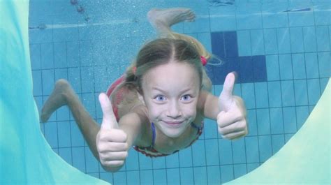 무료 이미지 풀 수중 수영장 푸른 여가 헤엄 치는 사람 잠수 어린이 수상 스포츠 야외 레크리에이션