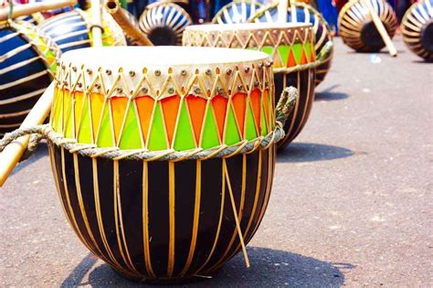 Alat musik sampek digunakan untuk mengiringi proses upacara adat sebagai tarian tradisional di suku dayak. 30 Jenis Alat Musik Tradisional Indonesia dan Asal Daerahnya - SarungPreneur