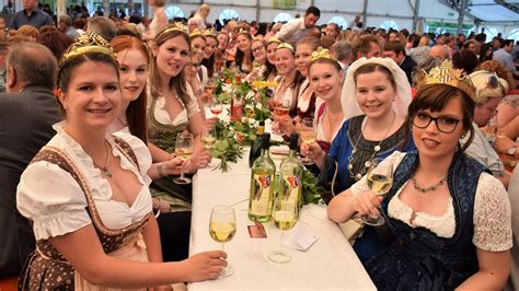 Weinfest Seinsheim Weinprinzessin Freut Sich Ber Viele G Ste