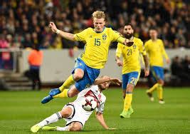 سجود غريب من لاعبين منتخب السويد. صور إيميل فورسبيرغ لاعب منتخب السويد - أوراق