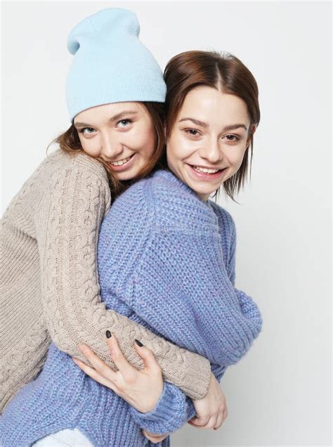 Dos Mujeres Abrazadas Juntas Fotos De Stock Fotos Libres De Regalías