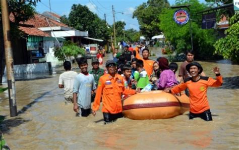 Evakuasi Korban Banjir Yang Melanda Desa Di Kabupaten Brebes Bregasnews Com Koran Online