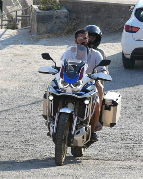 Burak Özçivit Ve Fahriye Evcenden Bodrumda Motosikletli Tur