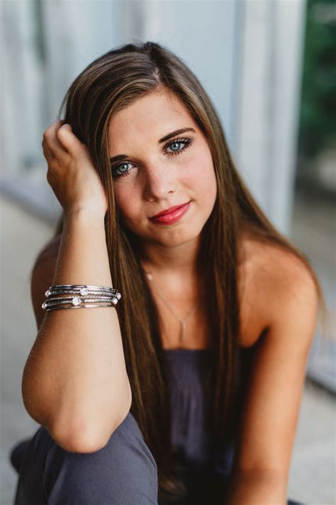 Pin By Jasmine Miller On Photography Posing Girl Senior Pictures