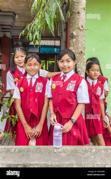 Colegialas En Uniforme Fotografías E Imágenes De Alta Resolución Alamy