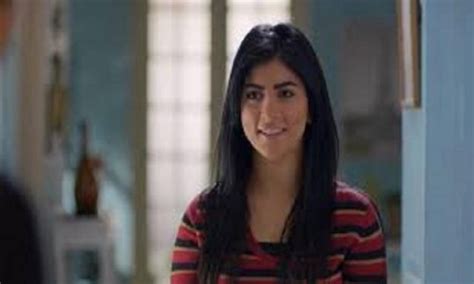 وارتدت الفنانة كارولين عزمي كارديجان باللون الأبيض، ونسقت أسفله توب باللون الأحمر مع بنطلون جينز باللون الفاتح، واعتمدت مكياجا ناعما، وتركت شعرها الويفي منسدلا، ونسقت مع. كارولين عزمي: أرفض أدوار الإغراء.. وأعشق شويكار وأتمنى ...