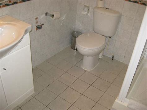 Today, the building is 830,000 square feet, has 775 rooms, including 52 royal and guest bedrooms, 188 staff bedrooms, 92 offices and 78 bathrooms. Okay sized bathroom but no windows. - Picture of Comfort ...