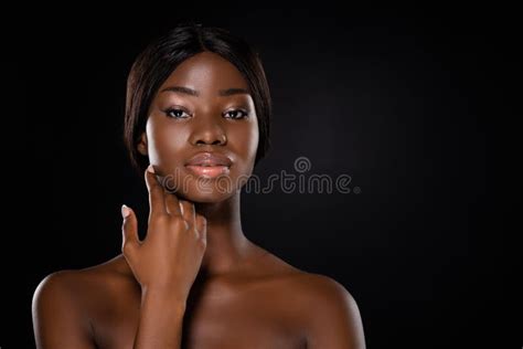 Mulher Pelada Africana Com Olho De Hidrogel Foto De Stock Imagem De Beleza Facial
