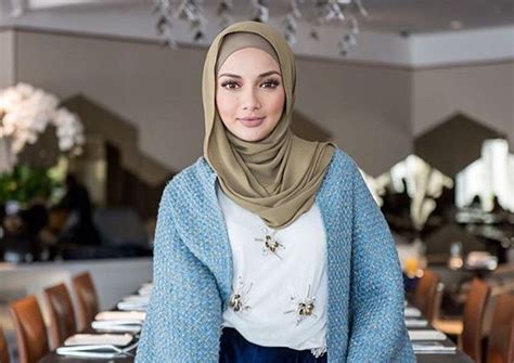 Malezyjska aktorka, prezenterka telewizyjna życie neelofa zawsze znajdowało się w centrum uwagi. #FollowLofa: Neelofa Stars In Her Own Reality Series On Hurr.Tv | Lipstiq.com