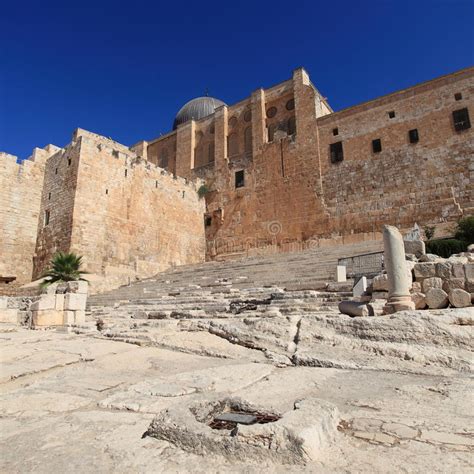 Distant mosque) is the most important mosque in jerusalem. Moskee Al-Aqsa & Trap De Poorten Van Hulda Stock Foto ...
