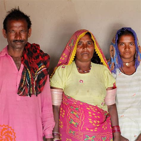 وہ جو قرض رکھتے تھے جان پر ڈولی میں بھیجنے والے شیڈولڈ کاسٹ ہندو والدین بیٹیوں کے جنازے اٹھانے