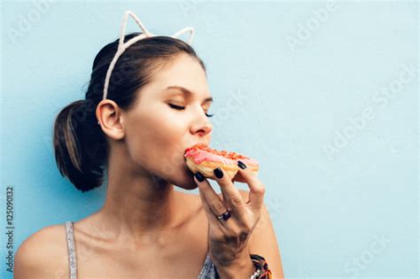 Attractive Brunette Sexy Woman Eating Tasty Donut Fotos De Archivo E Imágenes Libres De