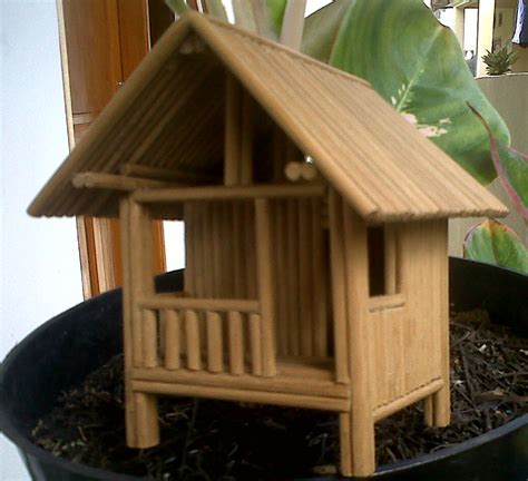 Ambil bambu lalu hilangkan bulunya. miniatur_home
