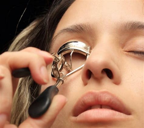 how to use eyelash curler