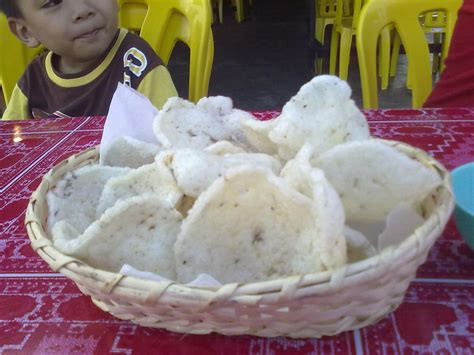 Sama seperti teh susu, teh tarik juga merupakan perpaduan teh dan susu, tetapi cara pembuatannya sangat berbeda. secangkir kopi secawan teh: Rezki Gelas Besar