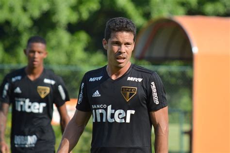 Anderson hernanes de carvalho viana lima, known as hernanes, is a brazilian professional footballer who plays as a central or attacking midf. SPNet - São Paulo x Guarani: Hernanes é relacionado por ...