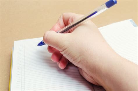 Une Main Féminine écrit Dans Un Cahier Et Prend Des Notes Des Plans De