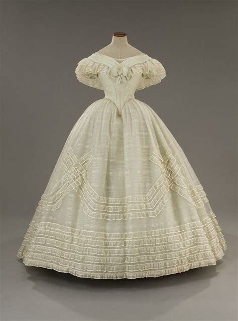 638 x 960 jpeg 78 кб. White off-the-shoulder evening gown - circa 1860s ...