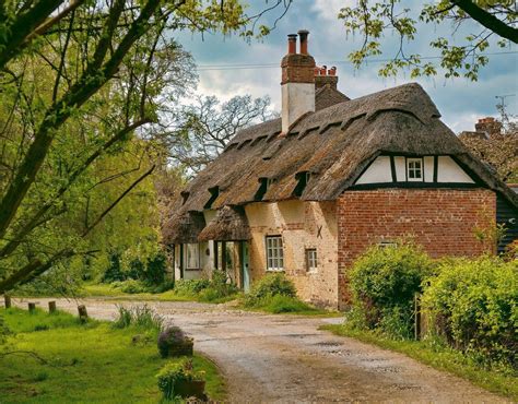 16th Century Thatched Cottages In Charlton Andover England