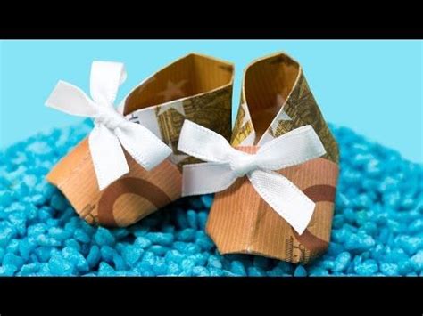 Schuh gutschein vorlage in schuhe als gutscheinvorlage (seite 1 / 4). Geldgeschenk zur GEBURT oder Taufe, Babyschuh falten/basteln Anleitung - YouTube | Geschenke ...