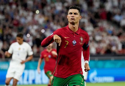 Cristiano Ronaldoya Maçta Kola şişesi Atıldı