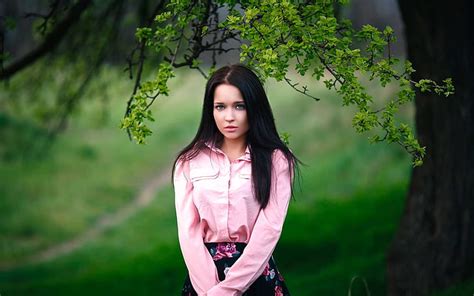 森の中の少女、 女性の白いドレスシャツと黒ピンク花柄のドレス、 少女、 森、 hdデスクトップの壁紙 wallpaperbetter
