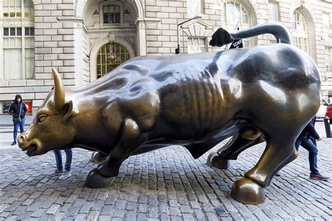 De Blasio Reins In Plans To Move Nycs Charging Bull Statue