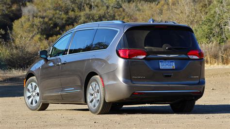 2017 Chrysler Pacifica Hybrid First Drive Photo