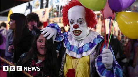 Clown Sightings Australia Police Wont Tolerate Antics Bbc News