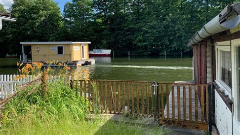 Einfamilienhäuser, doppelhaushälften, mehrfamilienhäuser oder reihenhäuser von privat, von immobilienmaklern oder der kommune finden. Wassergrundstück mit Villa und Bootshaus an der Havel in ...
