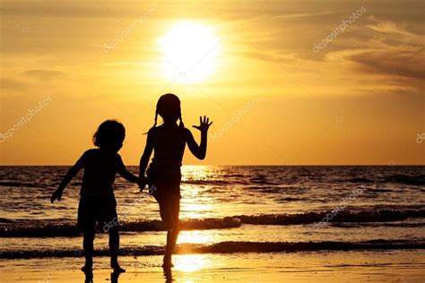 Niños Felices Jugando En La Playa Fotografía De Stock © Altanaka