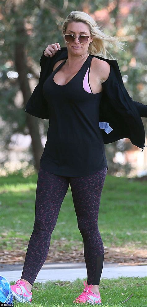 Zilda Williams Puts On A Busty Display As She Works Up A Sweat In A Sydney Park Daily Mail Online