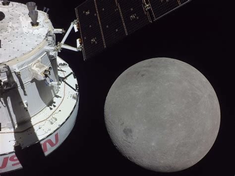 Nasas Orion Spacecraft Completes Lunar Flyby Gets Selfie With The