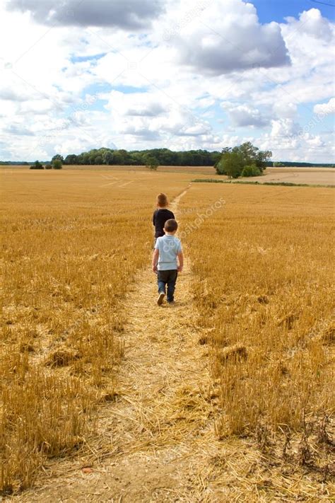 Dos Chicos Caminando Por Un Campo De Trigo 2022