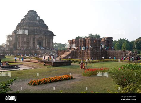 Turistas En Un Templo Hind Construido En La Forma De Un Carro Para El Dios Del Sol Surya
