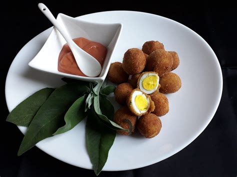 Come cucinare uova di quaglia. Uova di quaglia in croccante panatura serviti con salsa ...