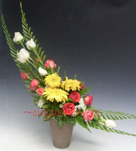 As its name shows, this is the arrangement featuring the shape of. .. cikjahonlineflowers: Crescent Shaped Floral Arrangement ...