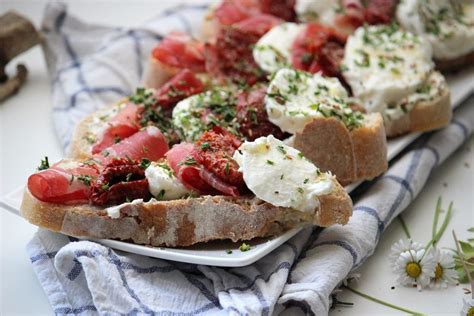 Des bruschettas jambon tomates mozzarella