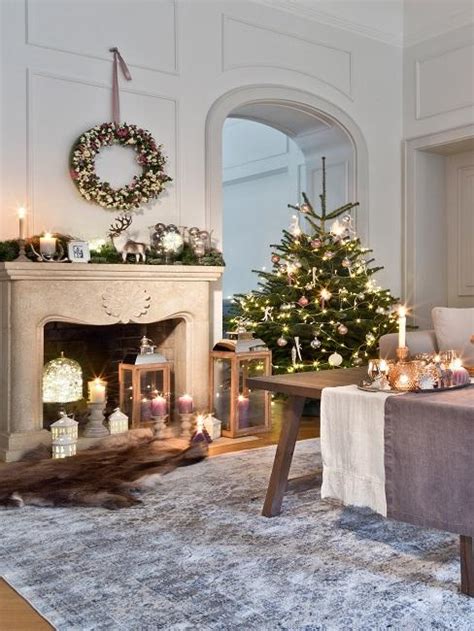 Den anblick eines prächtig geschmückten weihnachtsbaums, unter dem liebevoll verpackte geschenke liegen. Weihnachtsbaum schmücken: Die 7 schönsten Ideen | Westwing
