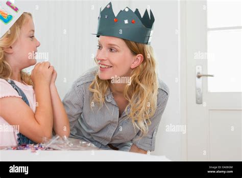 Madre E Hija Vistiendo Caseras Coronas De Papel Fotograf A De Stock Alamy