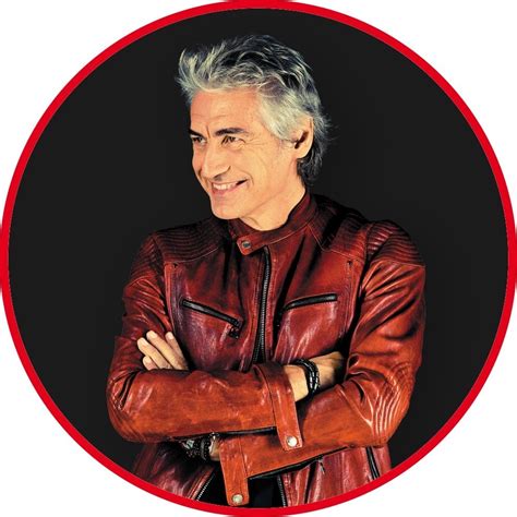 Rivediamo la sua esibizione al festivalbar 1990. Ligabue lancerà il suo nuovo singolo "La ragazza dei tuo ...