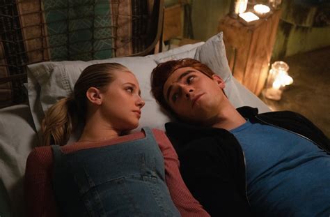 Riverdale Season Trailer Suggests Veronica Finds Out About Betty And Archie S Kiss